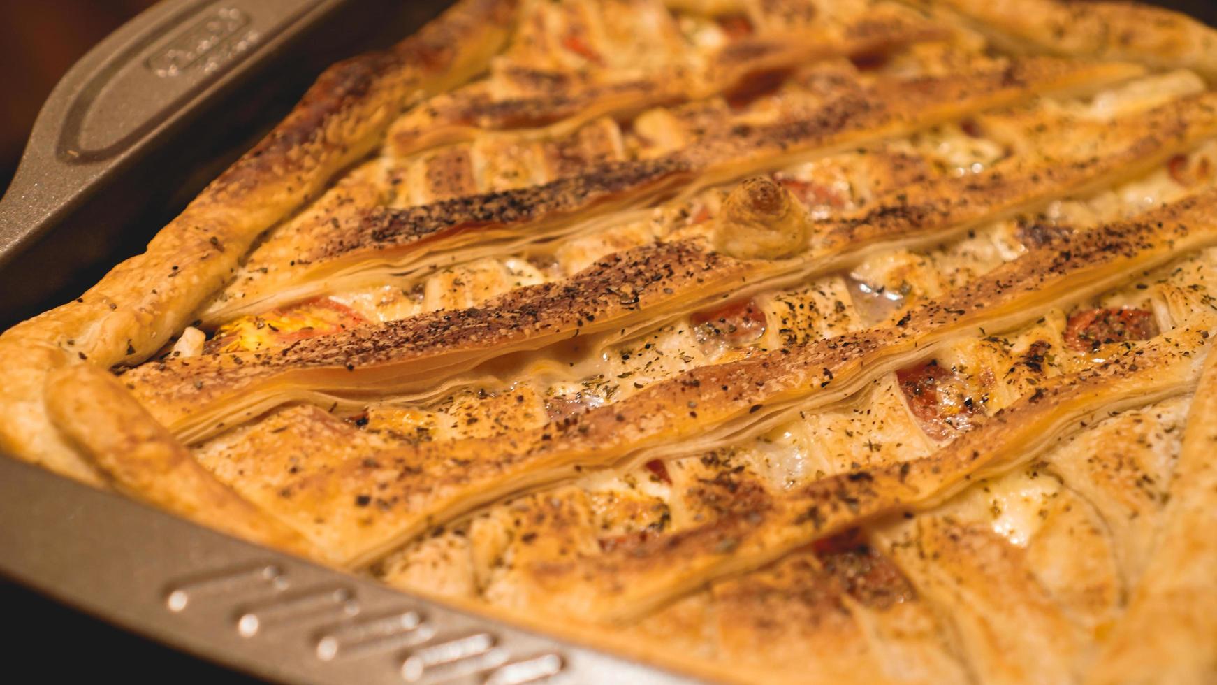 hausgemachte Chicken Pie Nahaufnahme auf dem Tisch. horizontale Ansicht von oben foto