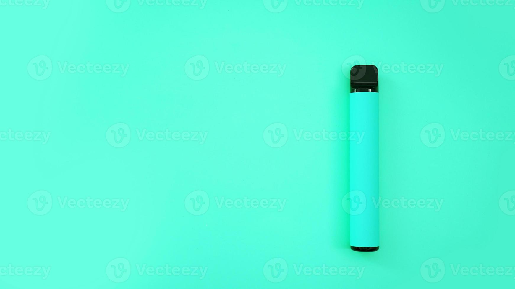 blaue elektronische Wegwerfzigarette auf hellblauem Hintergrund foto