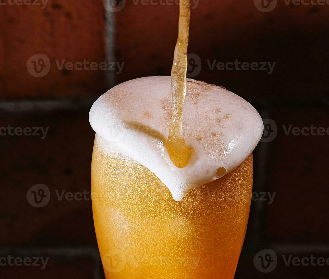 Gießen Bier in Glas schließen oben foto