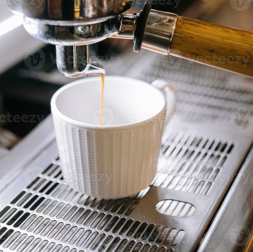 Makro Schuss von vorbereiten Espresso auf Fachmann Kaffee Maschine foto