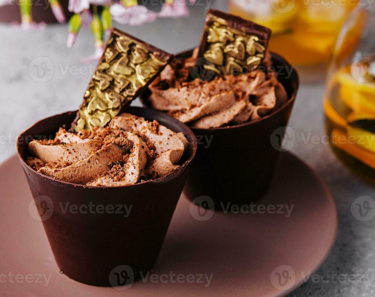 Schokolade Tasse Kuchen mit Tee Topf foto