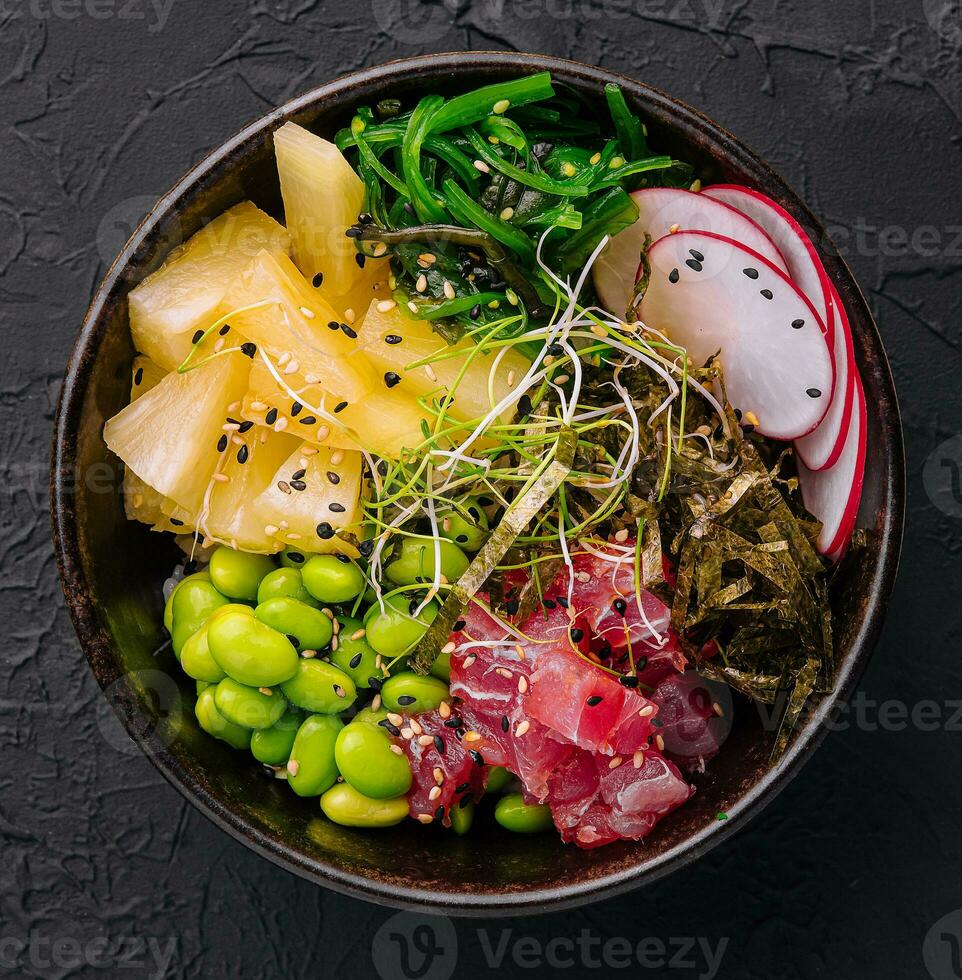 hawaiisch Thunfisch Sack Salat im das Schüssel oben Aussicht foto