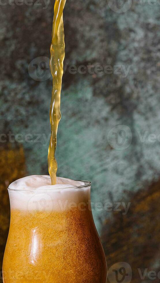 Gießen frisch Bier in Glas schließen oben foto