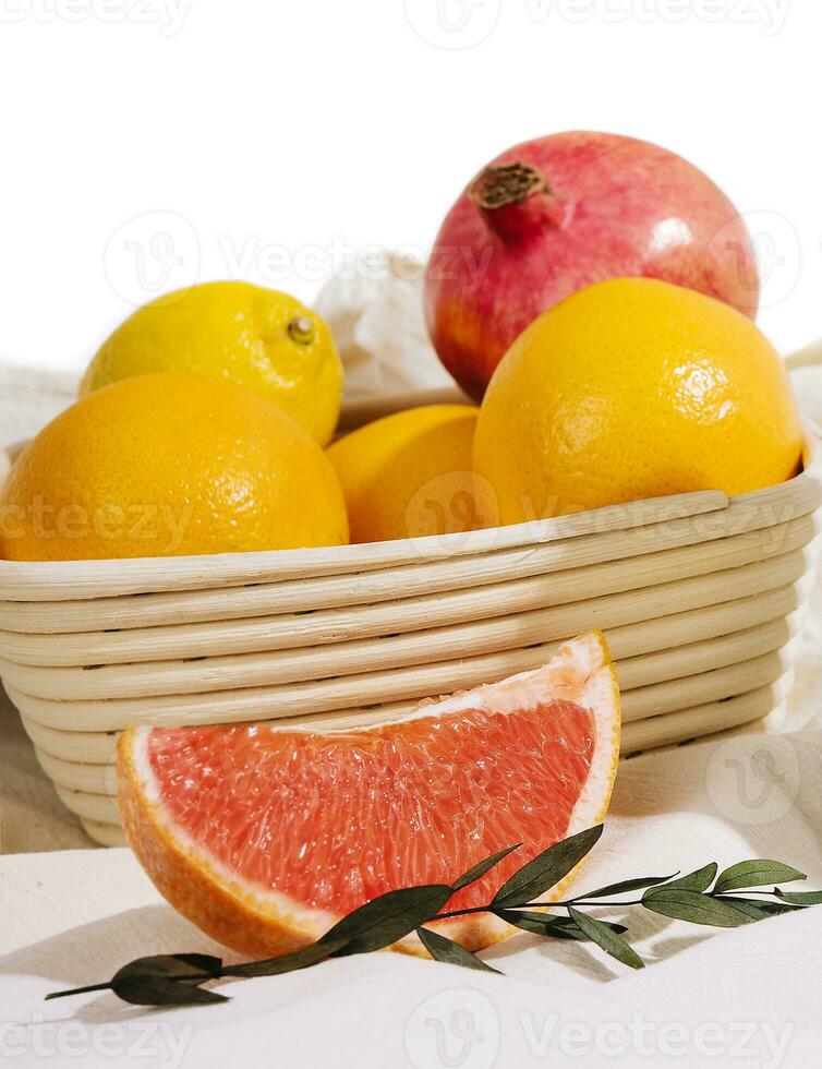 Limonade im ein Zinn mit Orangen, Grapefruits und Granatapfel foto