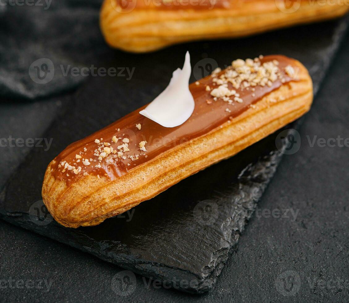 traditionell Französisch Nachtisch. Eclair mit Karamell foto