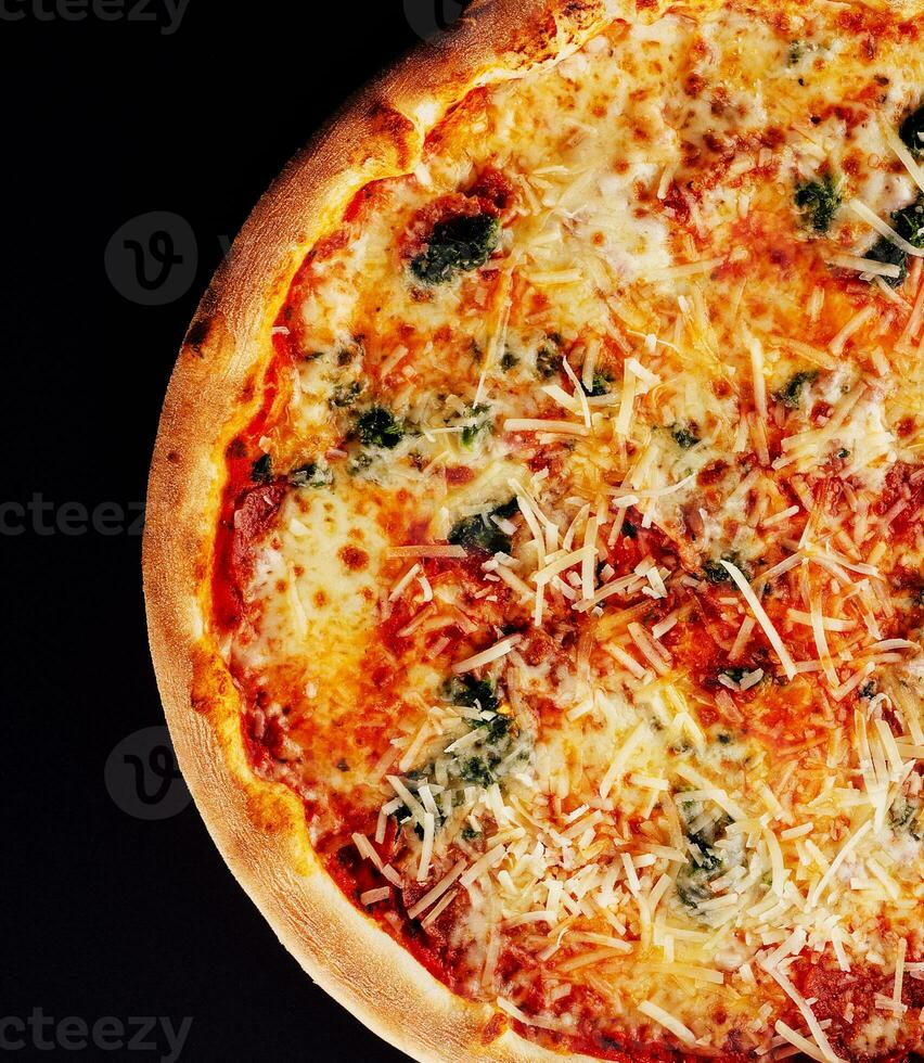 heiß vier Käse köstlich rustikal hausgemacht amerikanisch Pizza foto