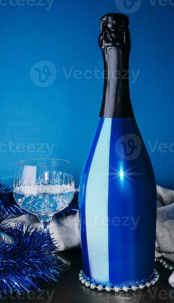 Urlaub Flasche von Champagner und Weihnachten Spielzeuge Über Blau Hintergrund foto