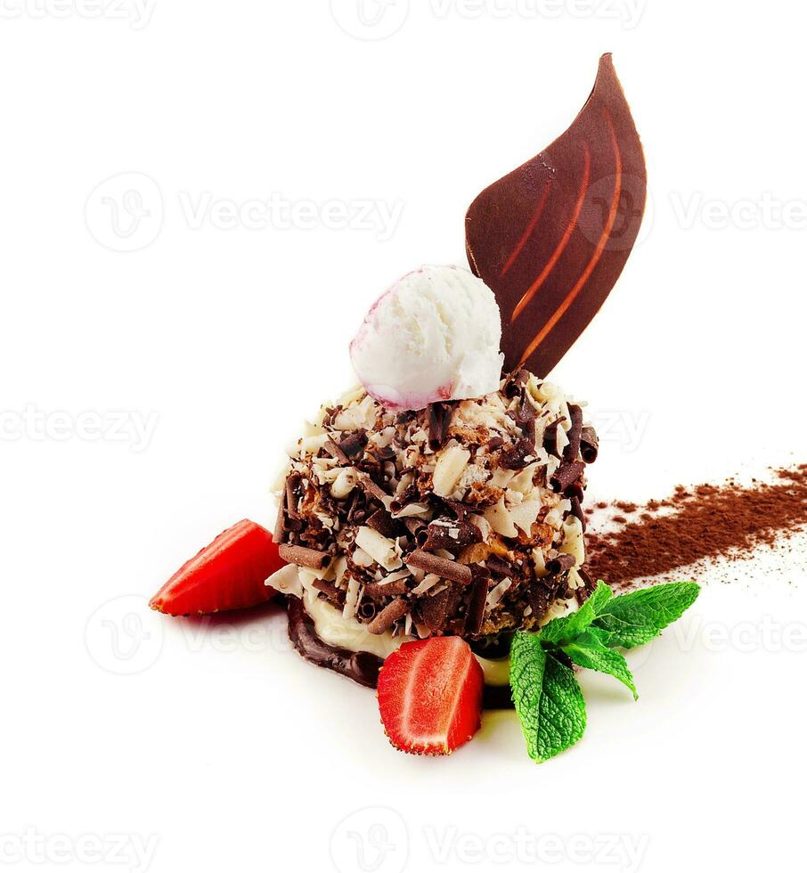 Schokolade Dessert mit Eis Sahne und Erdbeeren foto