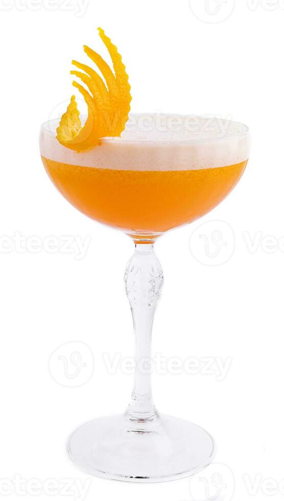 Glas von Rubin Cocktail garniert mit Orange Zitrusschale foto