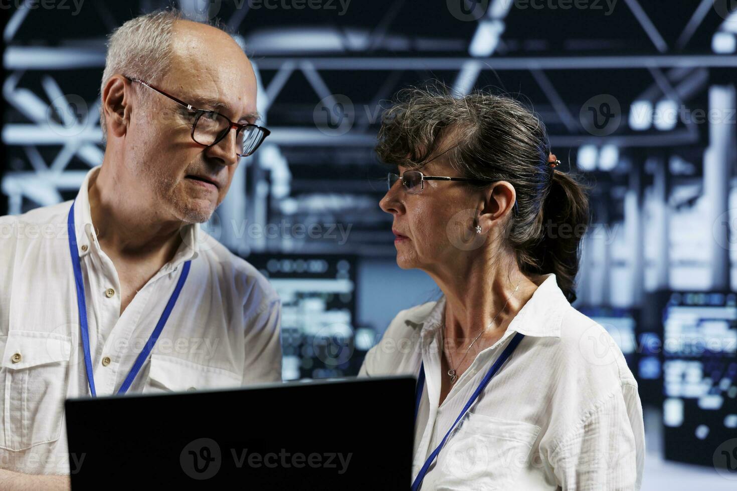 seneszent Wolke Computing Geschäft Führungskräfte tun Diagnose Einschätzungen auf hoch Technik Einrichtung Server. Drahtmänner während jährlich Instandhaltung suchen zum Potenzial System Verbindlichkeiten foto