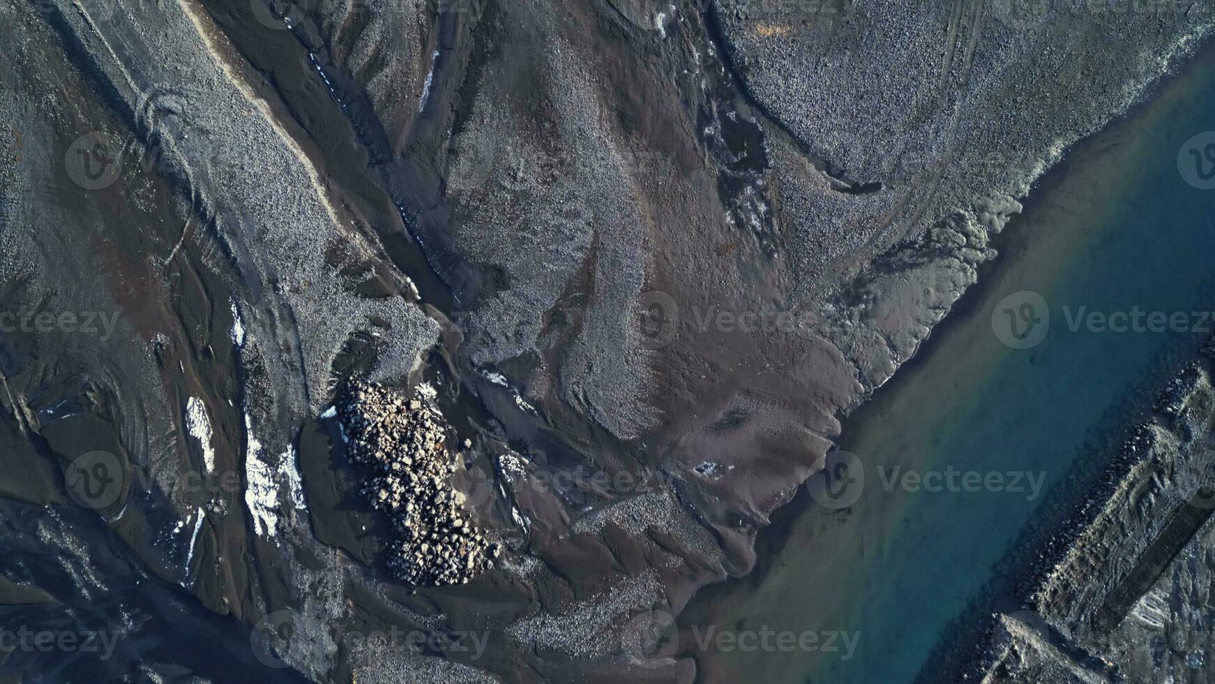 spektakulär Land im Island Landschaft mit schwarz Felder und Straßenrand, isländisch Panorama- Sicht. Drohne Schuss von schön gefroren Straßen im skandinavisch Arktis Landschaften, natürlich Landschaft. foto