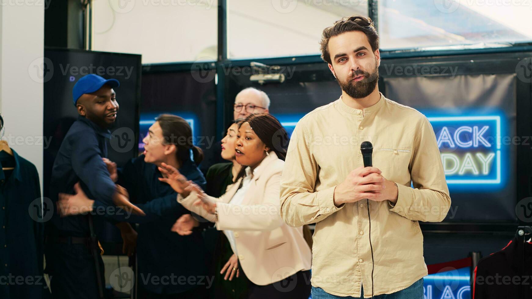 Reporter Rundfunk- schwarz Freitag Wahnsinn von Einkaufen Center Eingang, Senden Leben Aufnahmen von das Szene. Fernseher Journalist mit Mikrofon Aufzeichnung Nachrichten Reportage mit verrückt wütend Käufer. foto