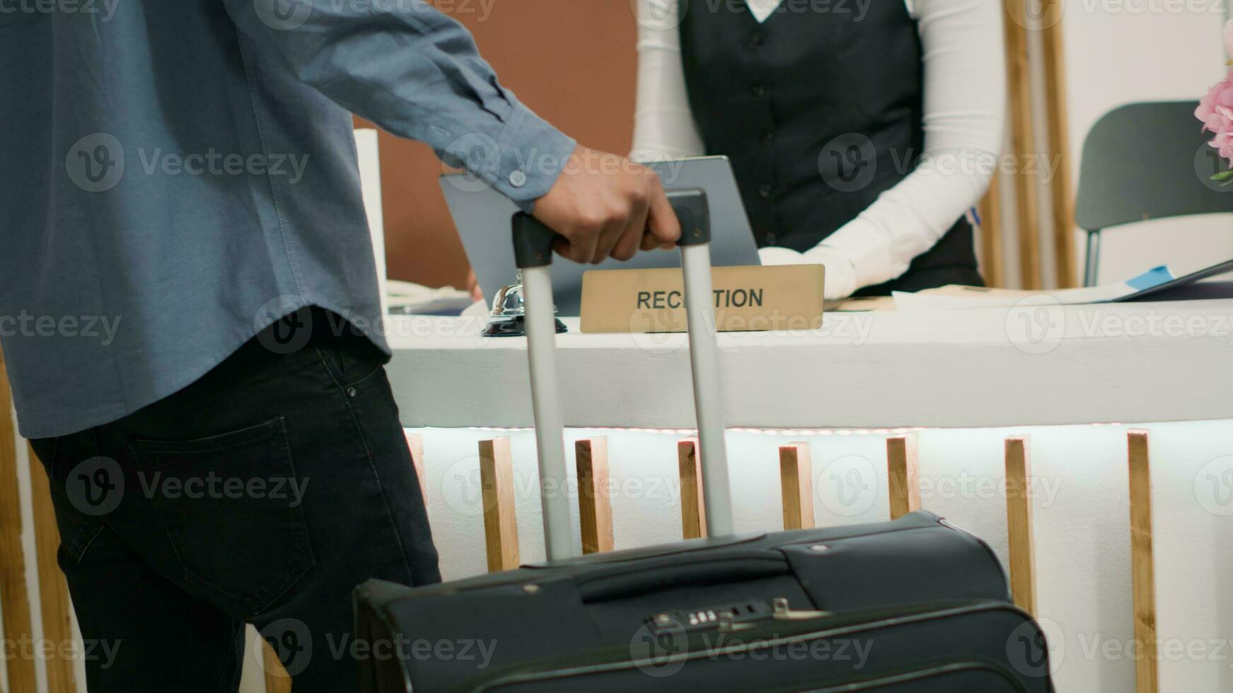 Gast Reisen mit Wagen Taschen beim Hotel, Empfang Zugriff Schlüssel Karte beim Rezeption nach lange Flug. afrikanisch amerikanisch Tourist auf Ferien beim fünf Star Urlaub Erholungsort. schließen hoch. Handheld Schuss. foto