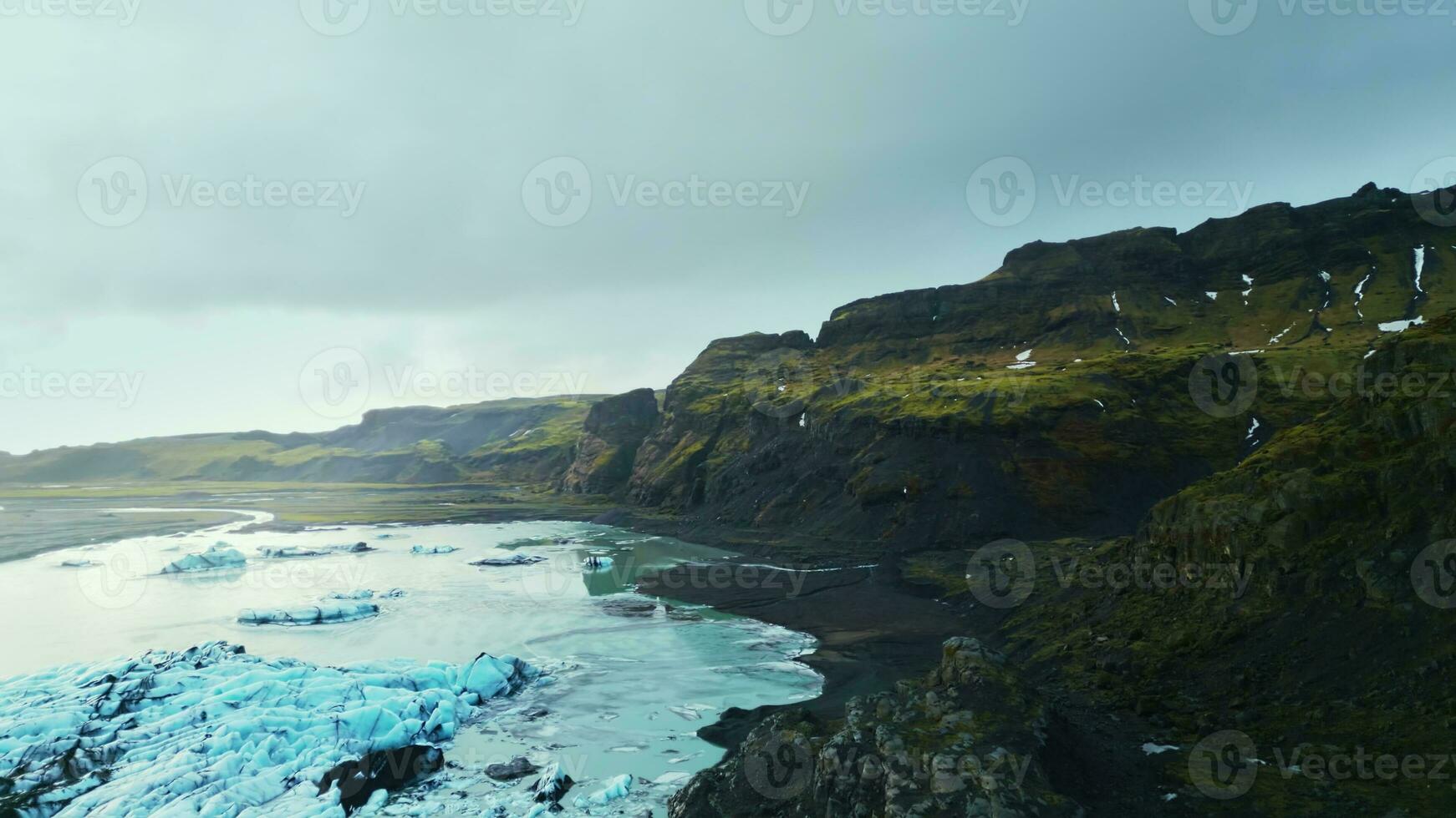 Drohne Schuss von majestätisch Eisberge im Island schwebend auf gefroren See, vatnajokull Gletscher Deckel. schön skandinavisch eisig eisig Blöcke Bildung isländisch Landschaften, Polar- Landschaft. schleppend Bewegung. foto
