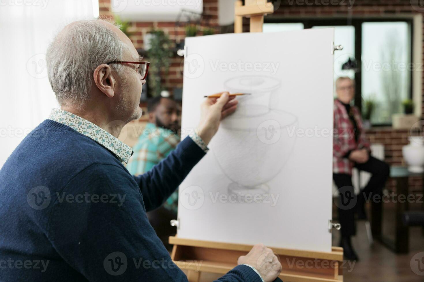 Senior Mann Sitzung beim Staffelei Zeichnung Vase mit Bleistift, Teilnahme Sozial Kunst Klassen, Erwachen künstlerisch Seite im Ruhestand, erkunden und entdecken Neu Leidenschaften. reifen Schüler üben Skizzierung foto