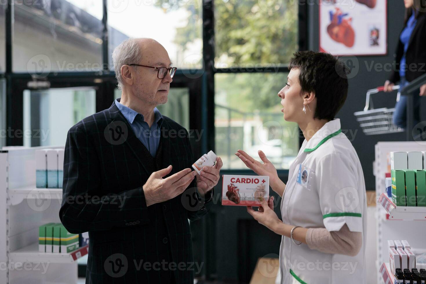 Chemiker diskutieren mit Alten Kunde Herz Krankheit Verhütung und empfehlen Ergänzungen. alt Mann erklären kardiovaskulär Symptome zu pharmazeutische Assistent, wählen Medikation foto