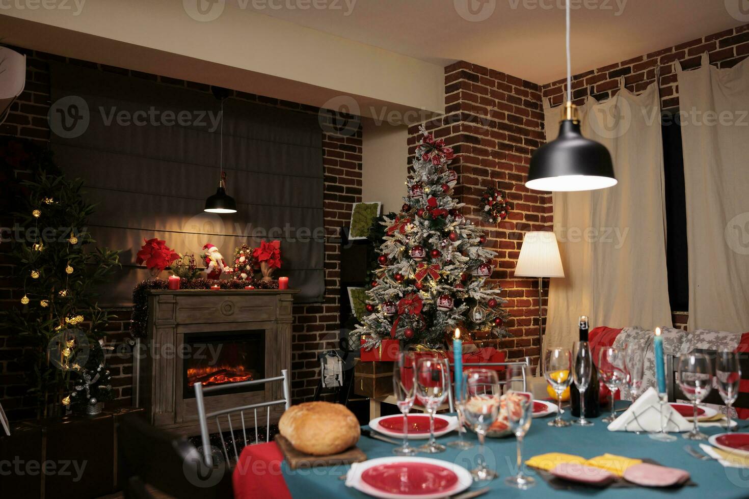 festlich dekoriert Essen Zimmer mit Weihnachten Fest und schön Kamin, saisonal Winter Feier mit Mahlzeit und Wein. traditionell Vorbereitungen auf Urlaub zum feiern Weihnachten Vorabend Party. foto