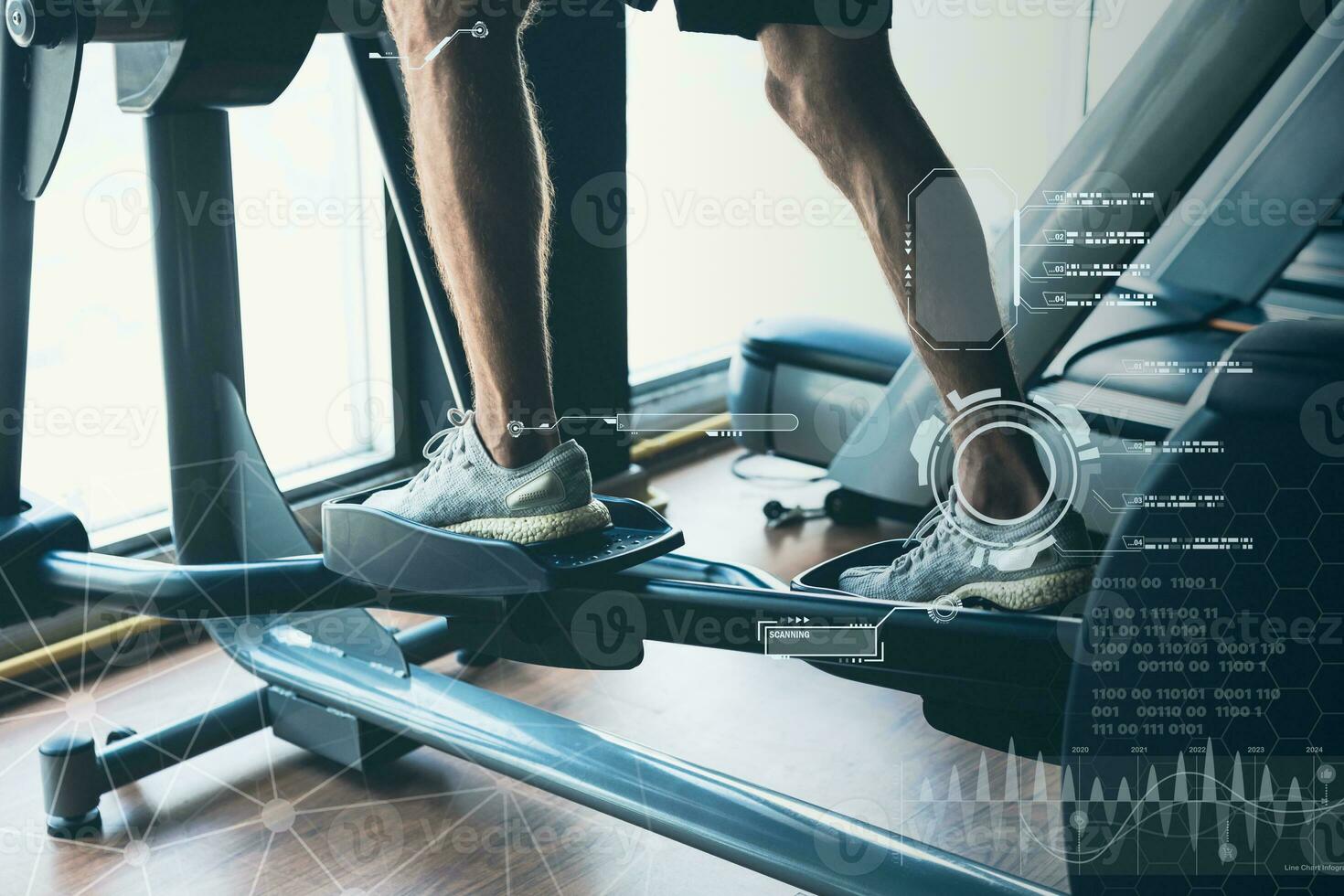 modern Technologie im Sport Wissenschaft Konzept. Muskel Stärke Ausbildung Menschen im Sport Verein Overlay Daten Diagramm Körper Analyse Diagramm Schnittstelle foto