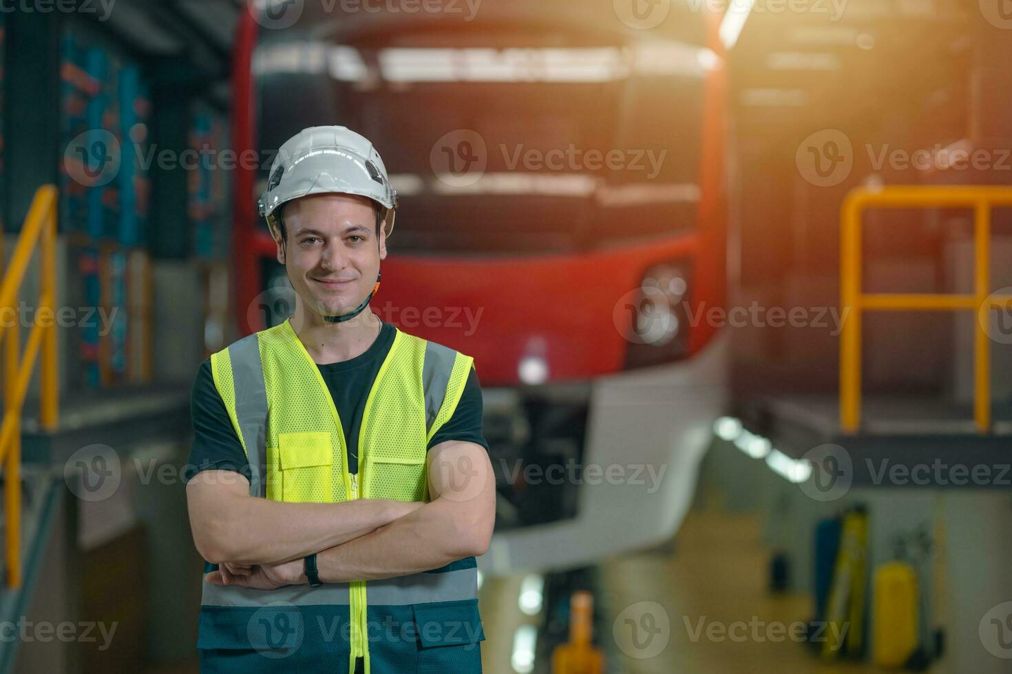 Porträt elektrisch Zug Bedienung Instandhaltung Ingenieur Mitarbeiter Arbeiter männlich Stehen zuversichtlich lächelnd im Zug Depot. foto