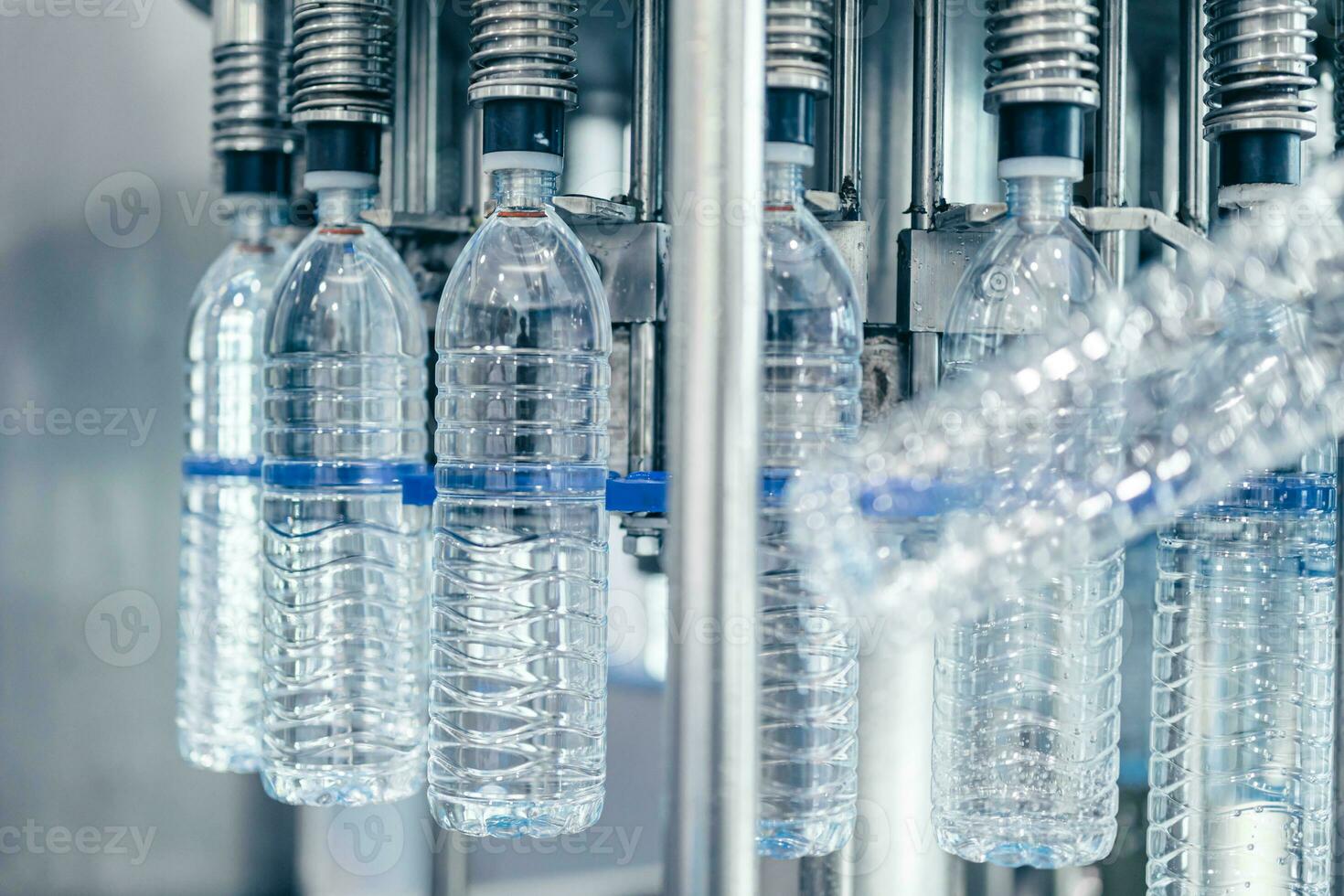 sauber Trinken Wasser Flaschen- im Essen und Getränk umkehren Osmose System Hygiene Fabrik Produktion Förderer Gürtel Linie foto