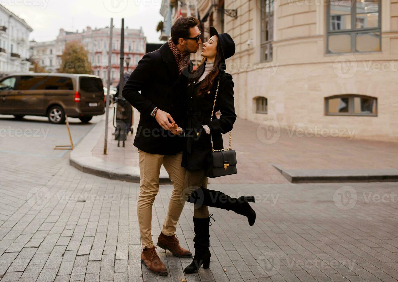 elegant Paar im Liebe Gehen im das Straße im Europa, haben Spaß, küssen, umarmen. foto