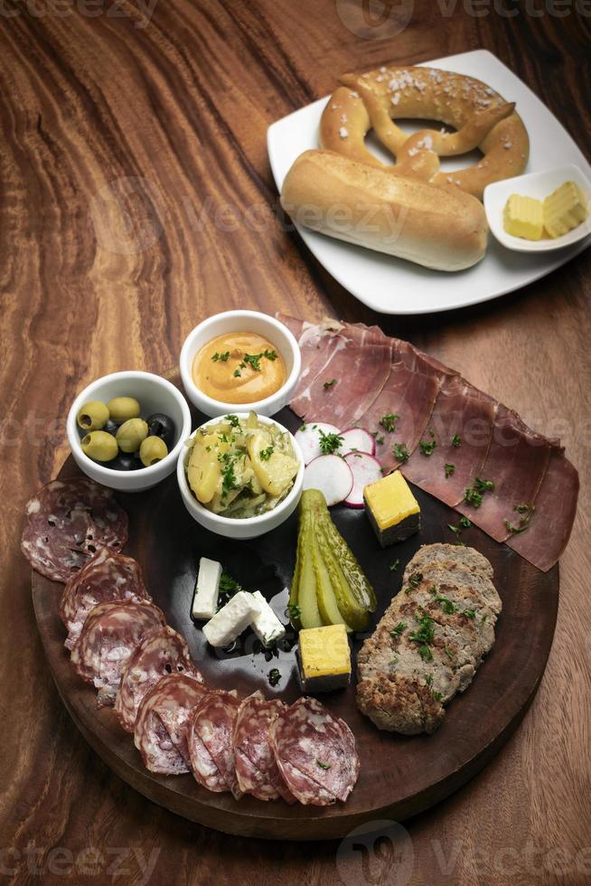 deutsche Aufschnitt-Tapas-Snackplatte mit Fleisch und Brot foto