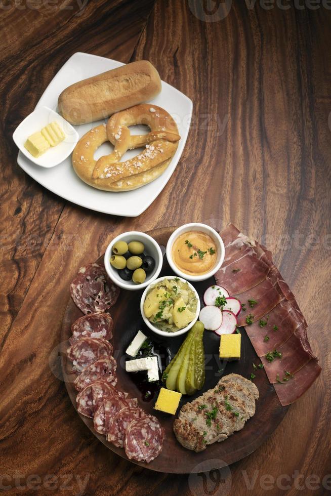 deutsche Aufschnitt-Tapas-Snackplatte mit Fleisch und Brot foto