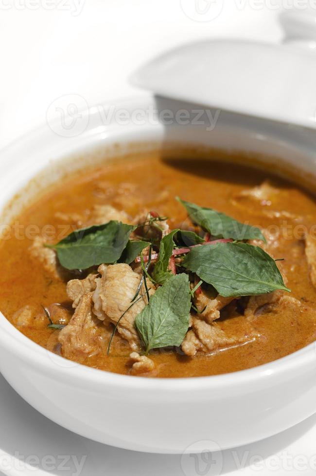 thailändisches würziges panang pork curry mit kokosmilch auf holztisch in phuket thailand foto