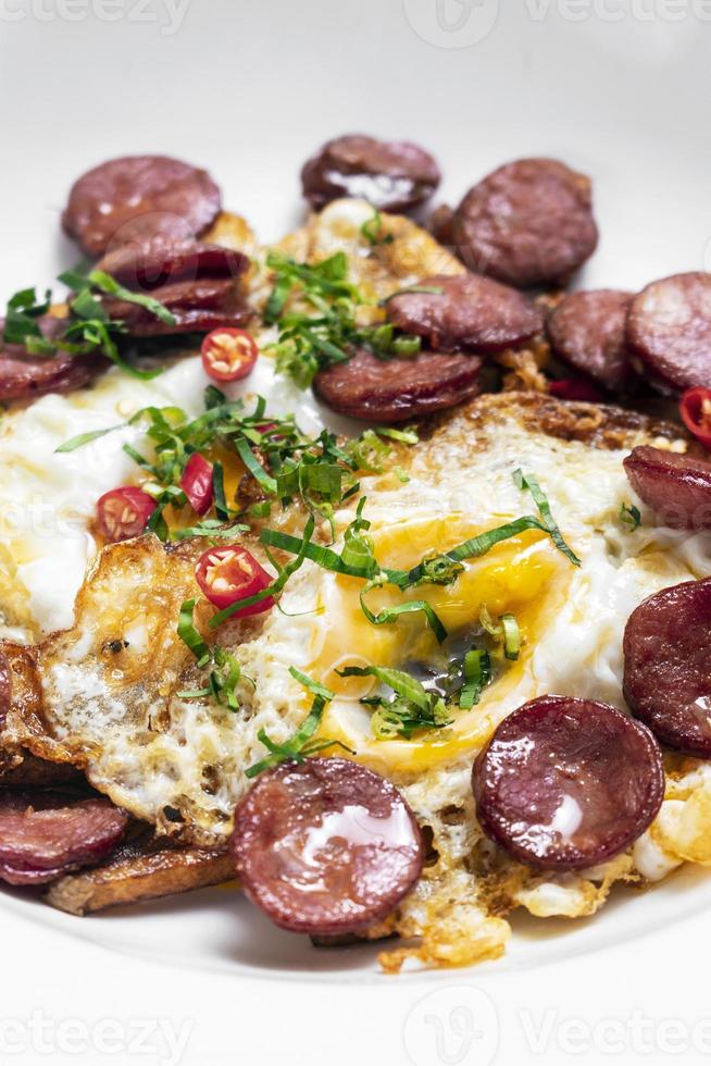 scharfe Chorizo-Wurst und Eier spanische Huevos Rotos mit Pommes Tapas-Snack foto