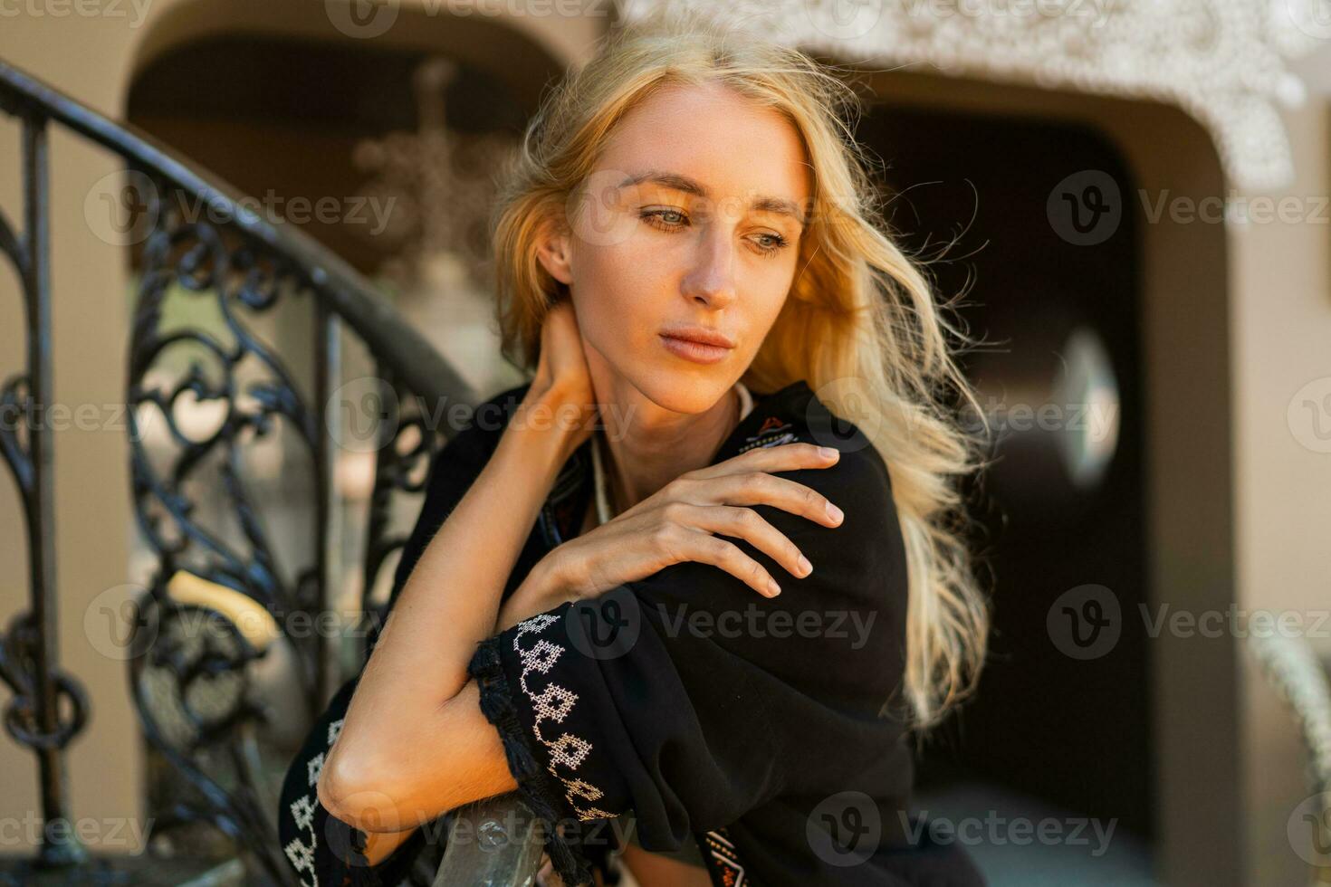 schön blond Frau im Boho Sommer- Outfit posieren im Freien. tragen stilvoll Halskette. tropisch Stimmung. foto