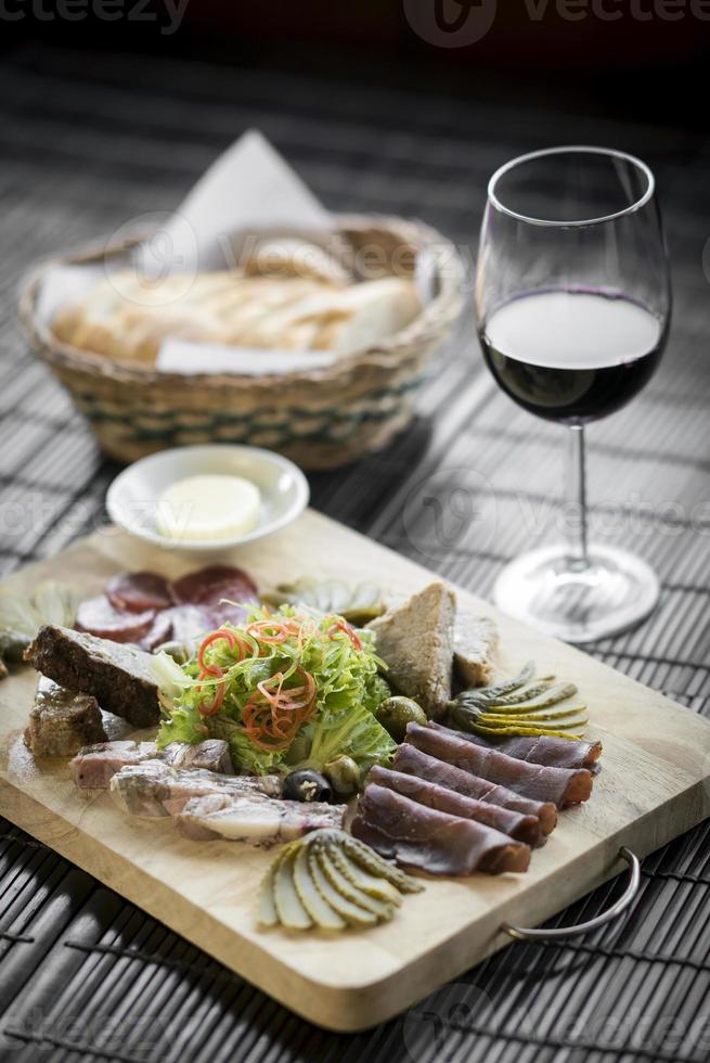 Gemischtes französisches Wurst- und Pasteten-Snack-Set mit Rotwein und Brot foto