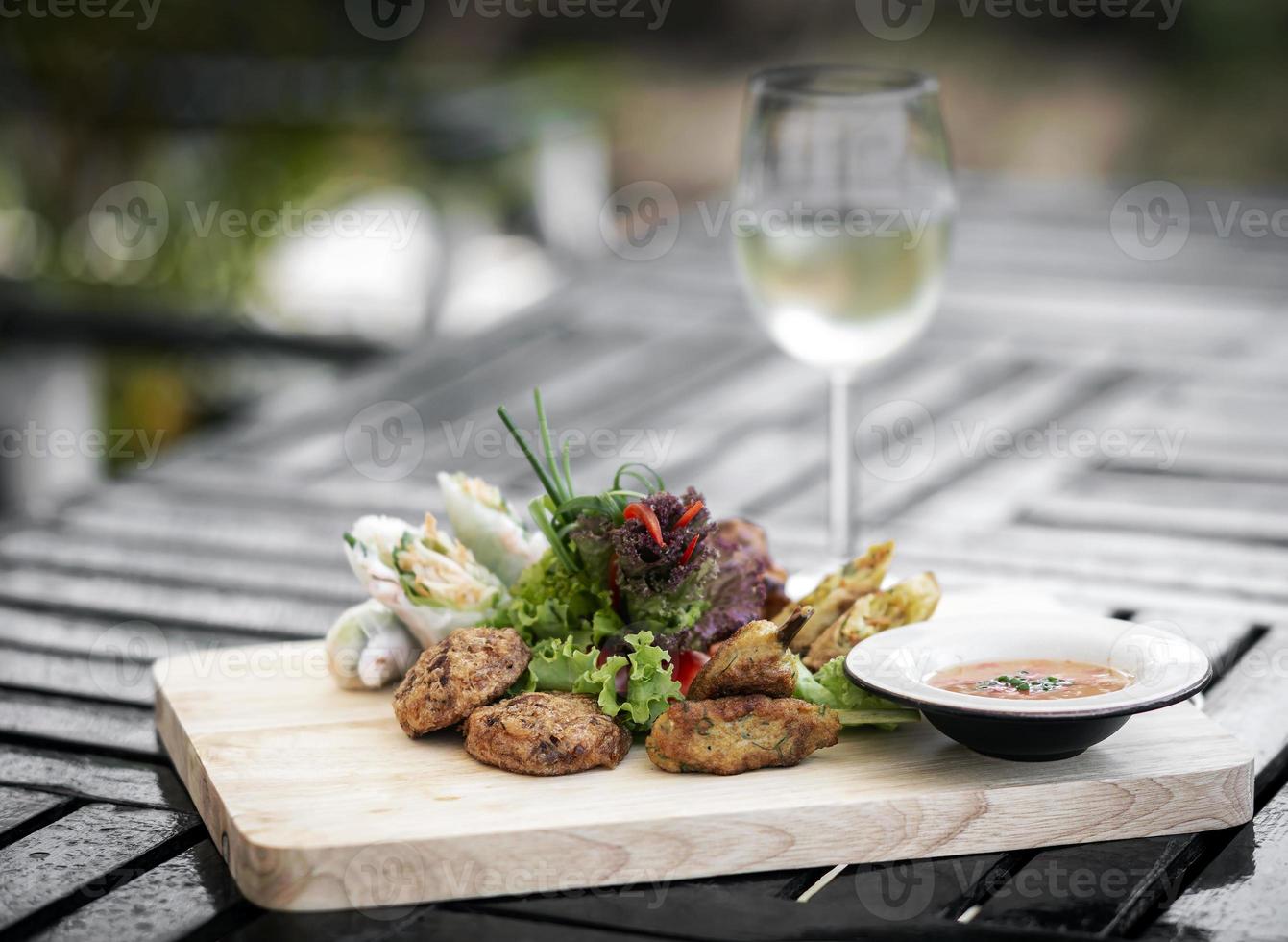 gemischte asiatische Meeresfrüchte-Snacks-Tapas-Platte auf dem Restauranttisch in Bangkok? foto