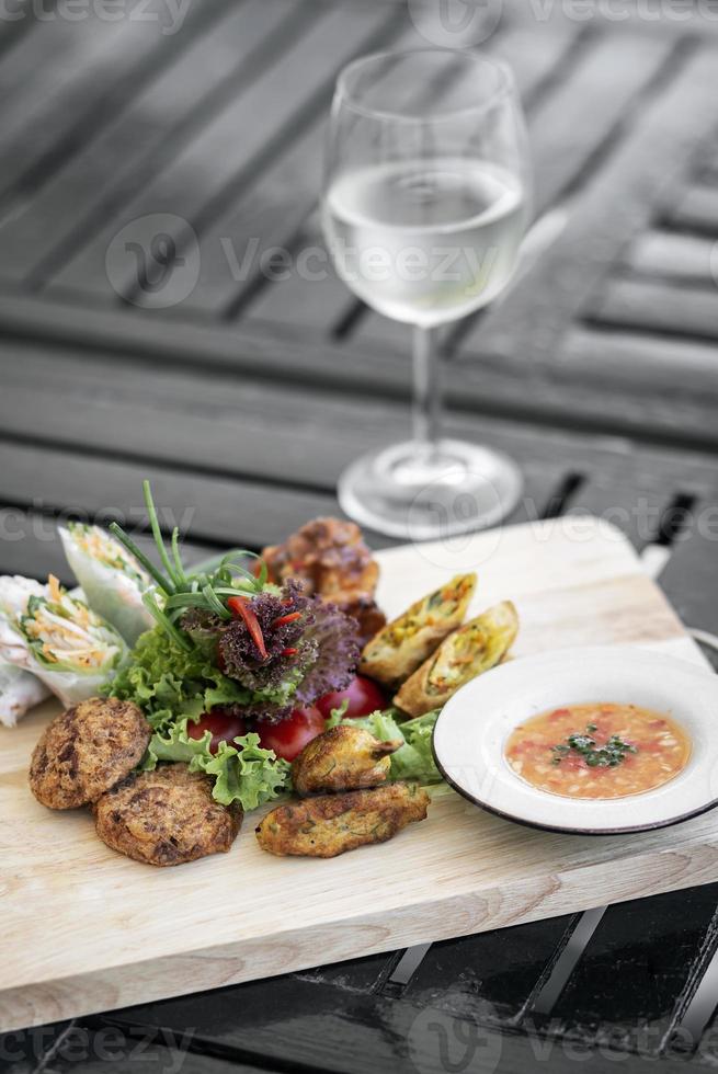 gemischte asiatische Meeresfrüchte-Snacks-Tapas-Platte auf dem Restauranttisch in Bangkok? foto