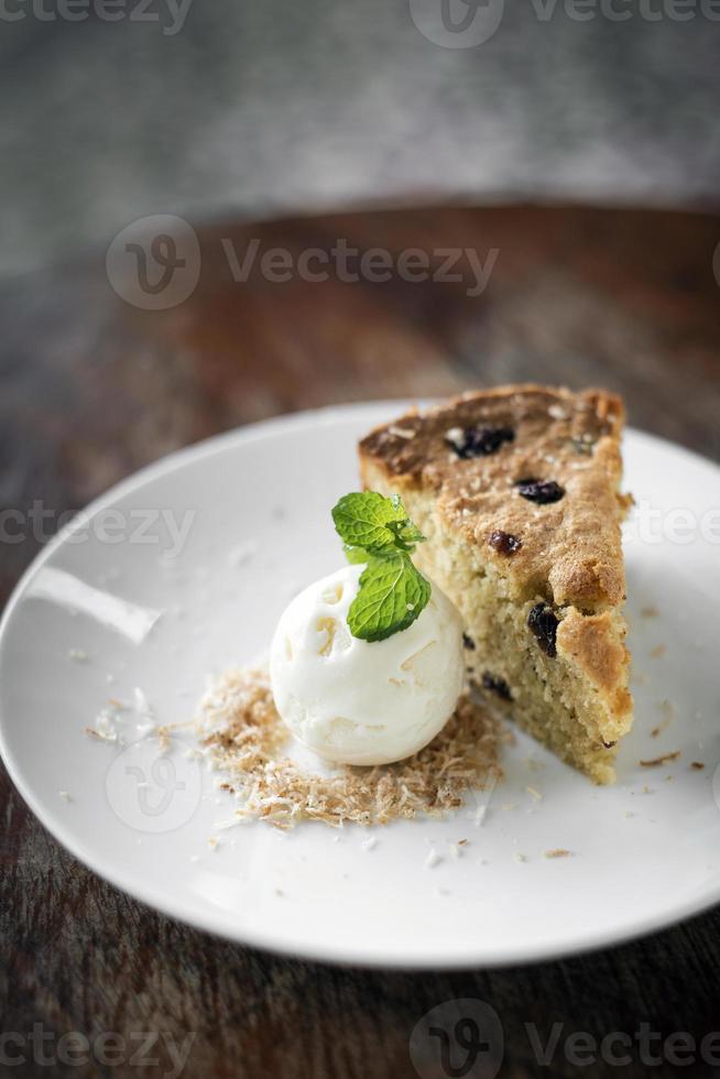 Bio-Bananen-Rosinen-Kuchen mit Kokoseis süßes Dessert foto