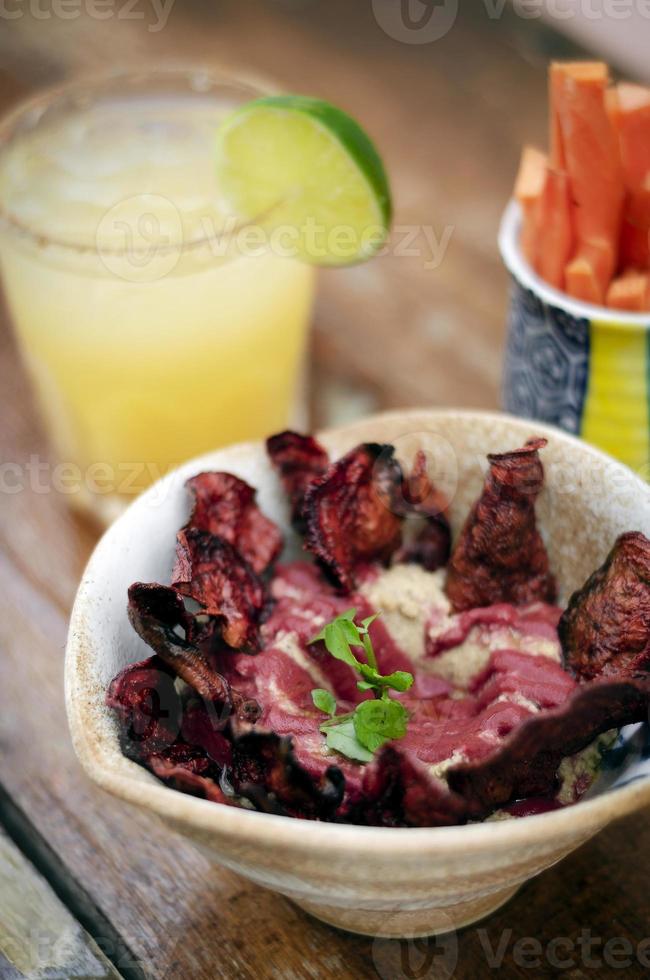 Hummus mit Rote-Bete-Chips und Karottensticks Tapas-Snack-Set mit Margarita-Cocktail-Getränk foto