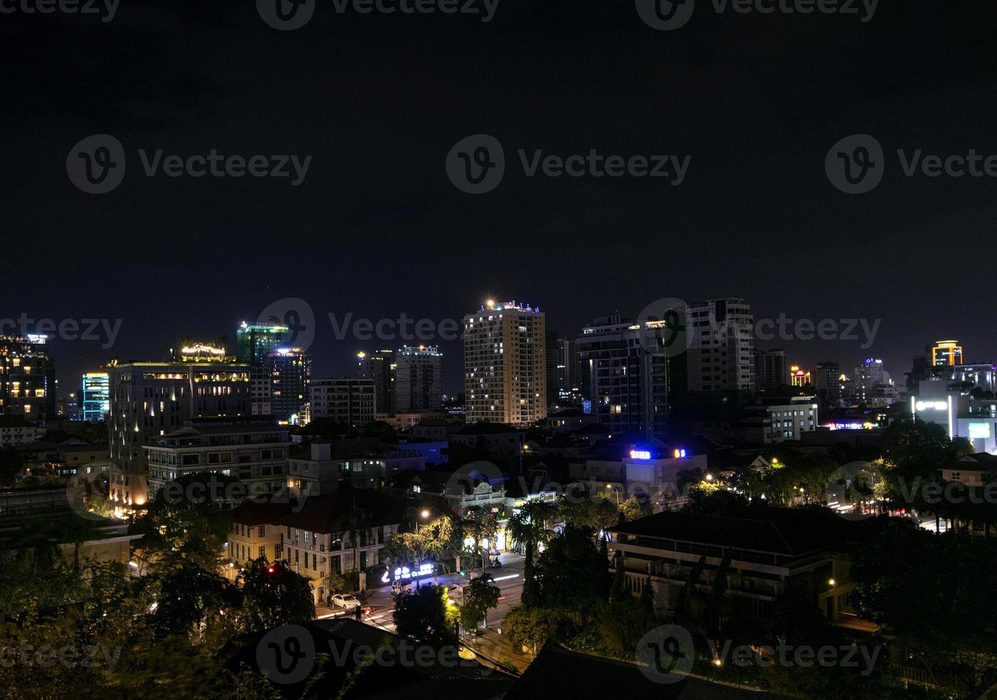 Nachtansicht der Innenstadt von Phnom Penh in Kambodscha mit Naga World Casino-Komplex und Koh Pich Diamond Island Skyline foto