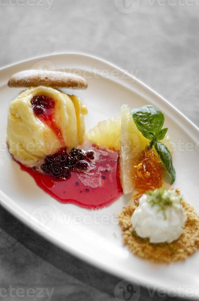 Gourmet-Bio-Mango-Eis mit Johannisbeer-Coulis-Sauce Dessert auf Teller foto