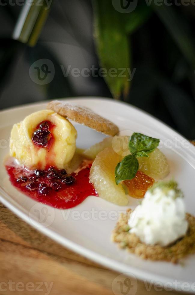 Gourmet-Bio-Mango-Eis mit Johannisbeer-Coulis-Sauce Dessert auf Teller foto