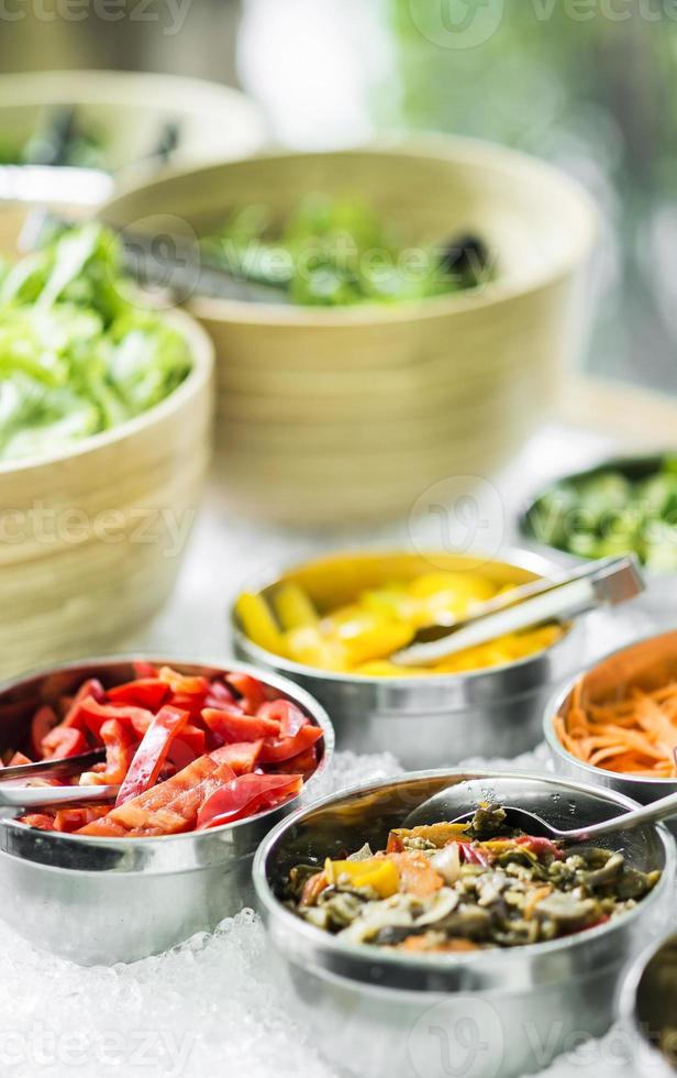 Schalen mit gemischten frischen Bio-Paprikaschoten und Gemüse in moderner Salatbar-Auslage foto