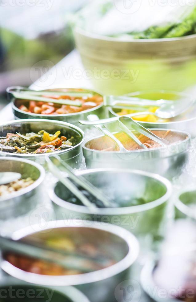 Schalen mit gemischten frischen Bio-Paprikaschoten und Gemüse in moderner Salatbar-Auslage foto