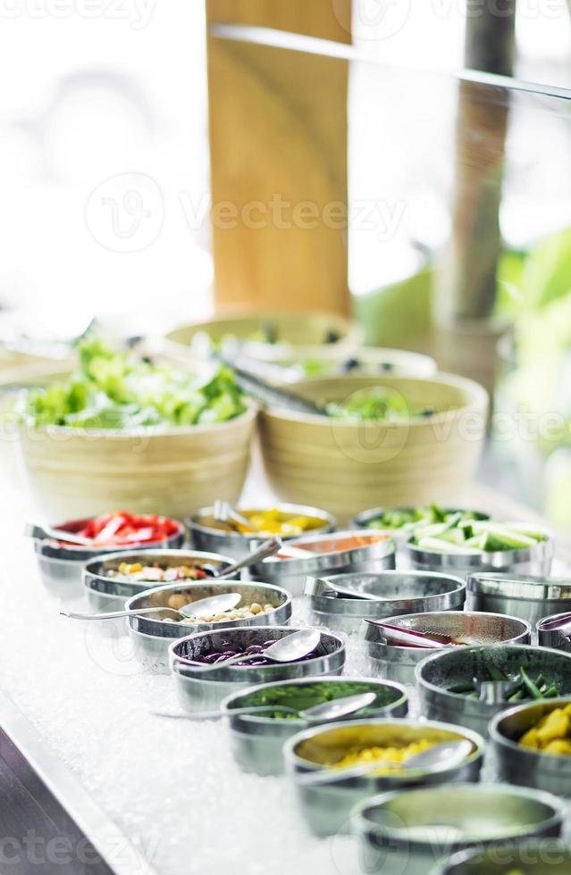 Schalen mit gemischten frischen Bio-Paprikaschoten und Gemüse in moderner Salatbar-Auslage foto