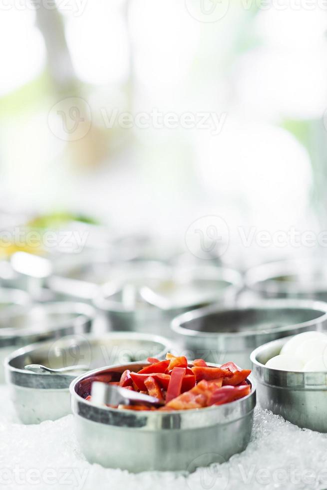 Schalen mit gemischten frischen Bio-Paprikaschoten und Gemüse in moderner Salatbar-Auslage foto