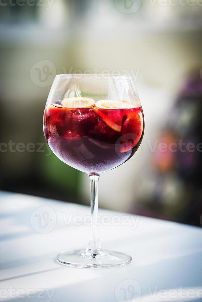 Rotwein spanischer berühmter traditioneller fruchtiger Sangria Gourmet-Cocktail-Getränk foto