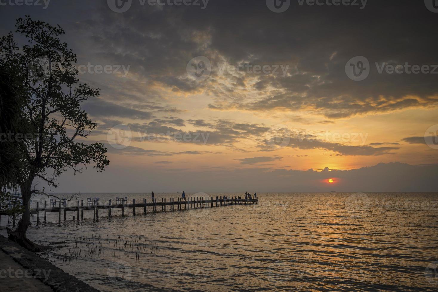 Sonnenuntergang und Blick auf den Pier in Kep an der Küste von Kambodscha foto