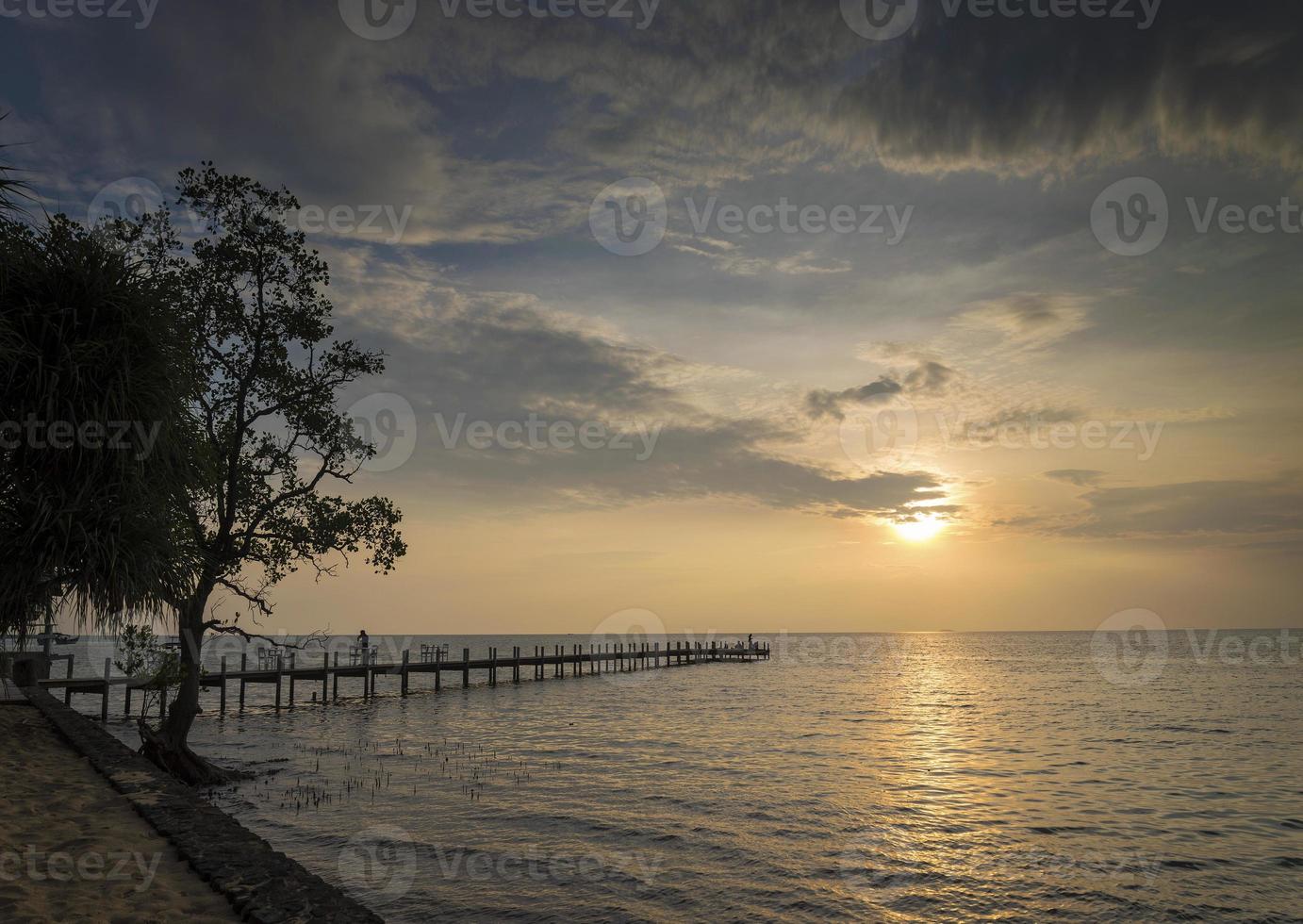 Sonnenuntergang und Blick auf den Pier in Kep an der Küste von Kambodscha foto