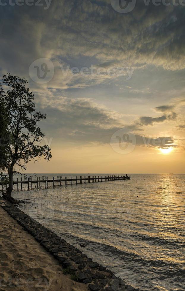 Sonnenuntergang und Blick auf den Pier in Kep an der Küste von Kambodscha foto