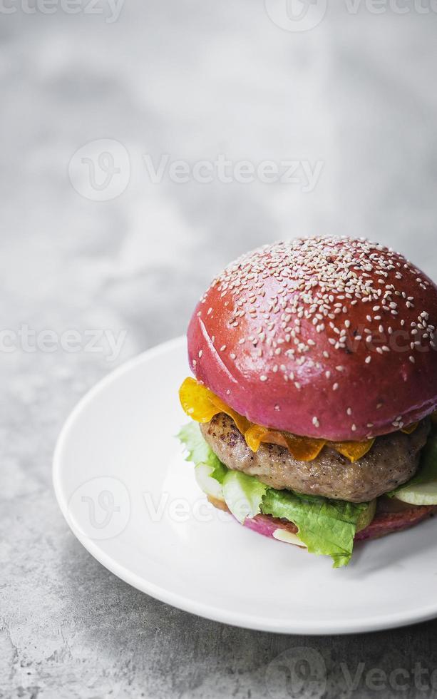 Gourmet trendige moderne Neuheit Chicken Burger im Rote-Bete-Brötchen foto