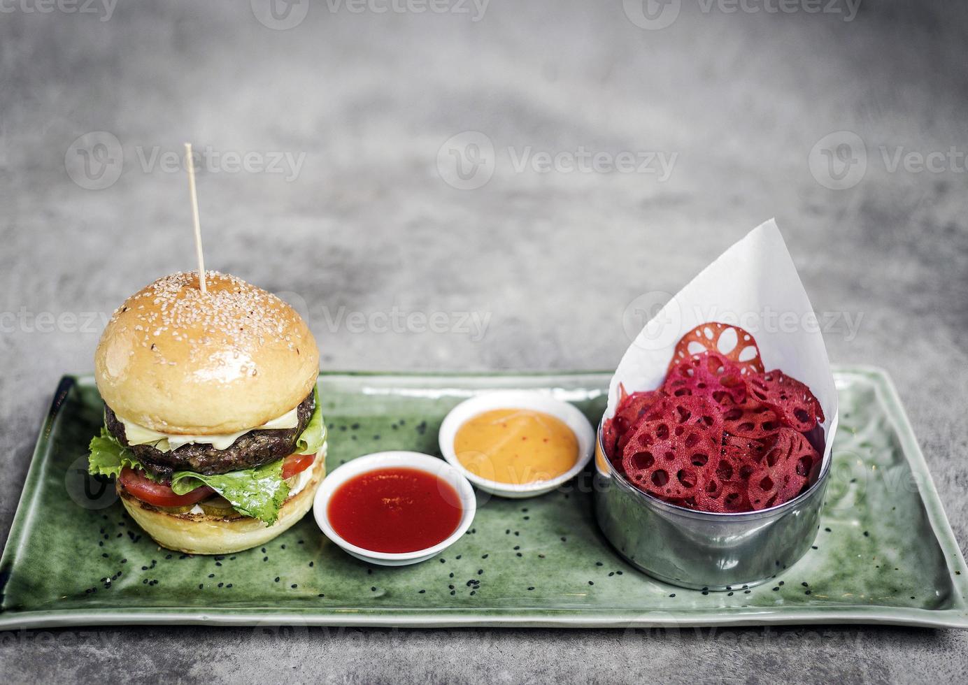 Fusion Asian Beef Burger Set mit Lotus Chips und Wasabi Mayonnaise foto