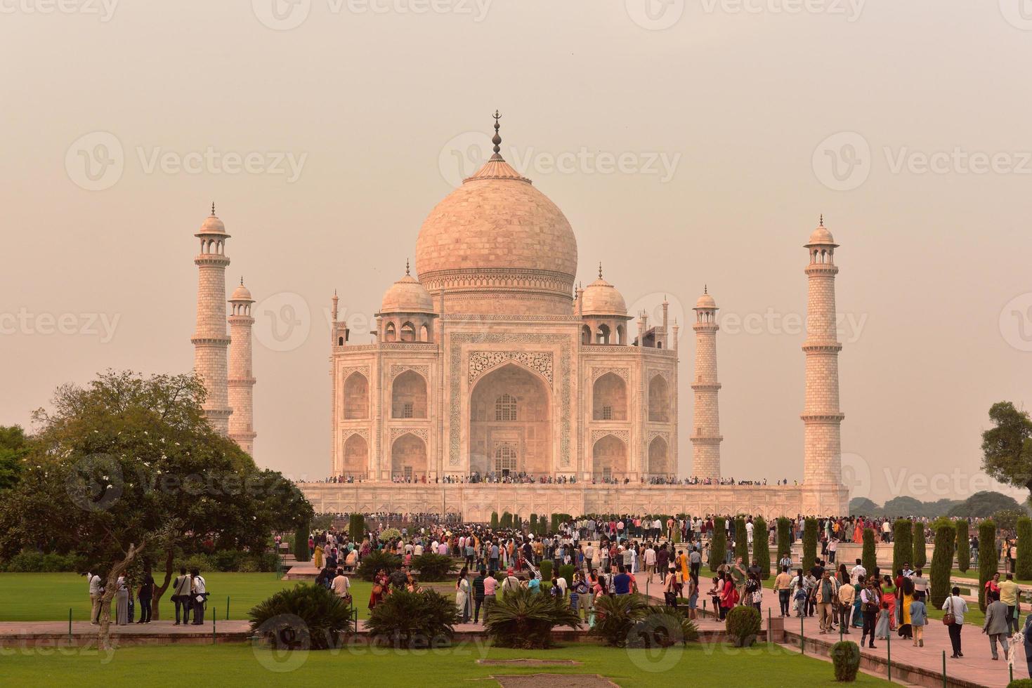 Das Taj Mahal und die Menschenmassen, die auf den Sonnenuntergang warten foto