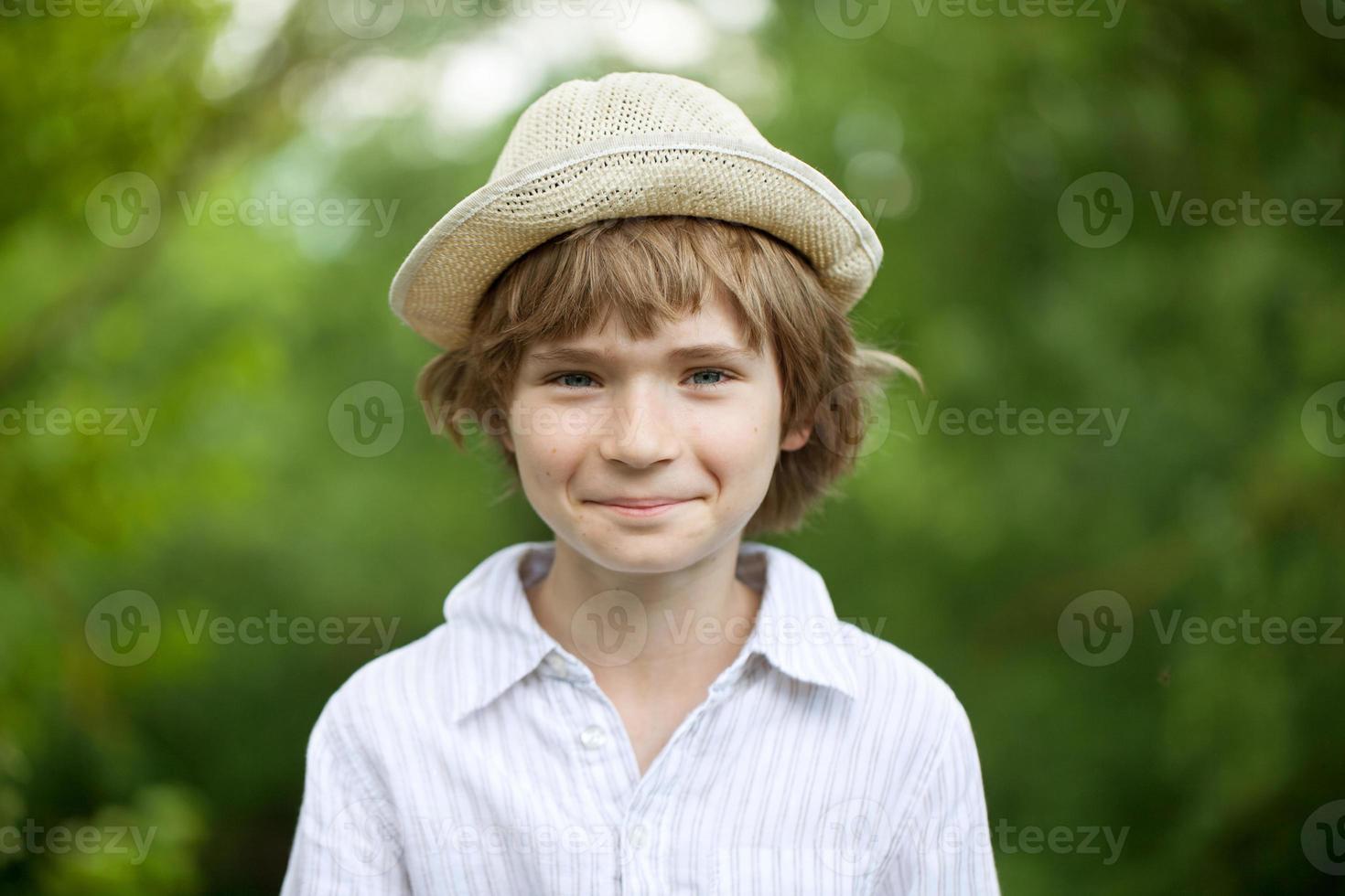 lächelnder blonder Junge mit Hut foto